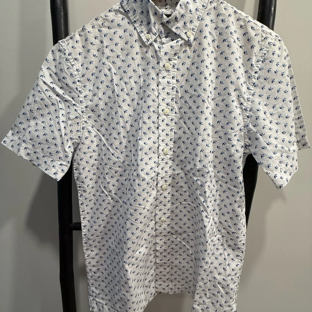 XS Banana Republic Button Down White and Blue Slim Fit Print Shirt - Picture 2 of 8